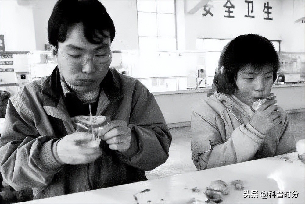 05年，农村小伙带着弃婴妹妹上大学，靠捡垃圾凑学费，如今怎样了