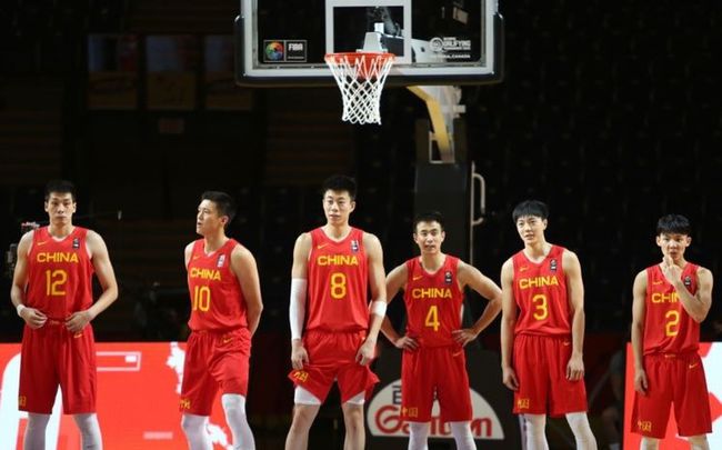 现役nba有哪些中国人(盘点入选NBA的十大中国球员，胡卫东巴特尔威名依旧，姚明成传奇)