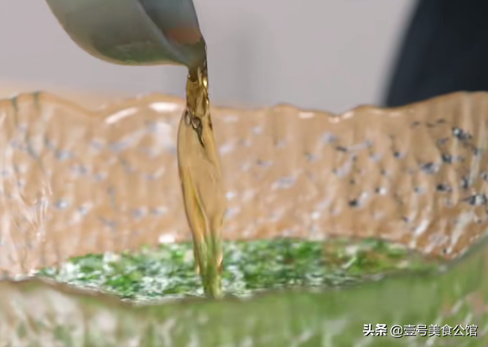 泰式风味青柠蒸鲈鱼，蒜香浓郁，鲜酸微辣，吃一次念念不忘