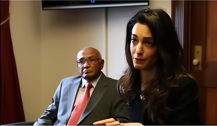 最美律师艾莫：打败21位情敌让奥巴马作证，治好恐婚症奥斯卡影帝