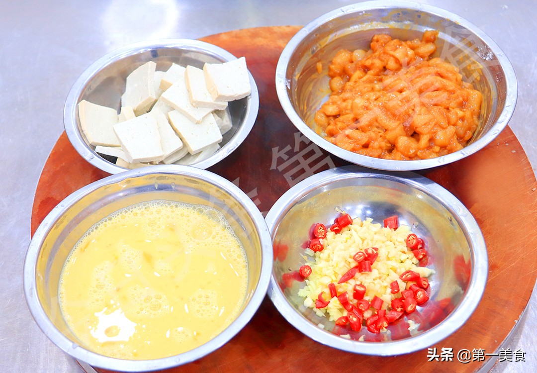 腊月二十五，推磨做豆腐，6种豆腐老做法，老传统年味重