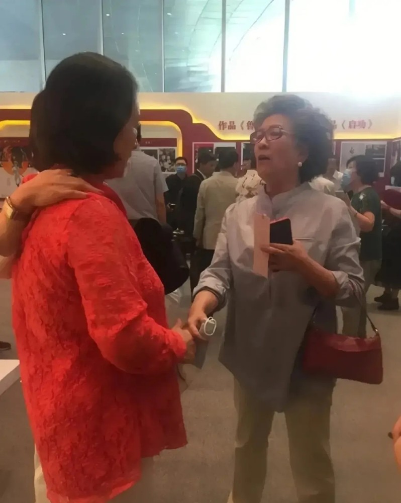 71岁张金玲同框同龄宋春丽，年轻时美得不相上下，老了一眼定输赢