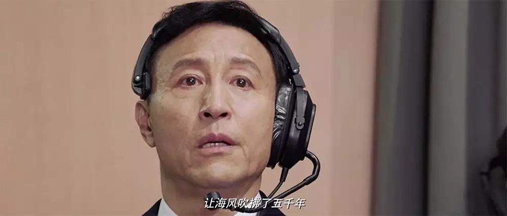 摘皇家警徽，无误差手表，放5次烟花，8部细节拉满的回归题材电影