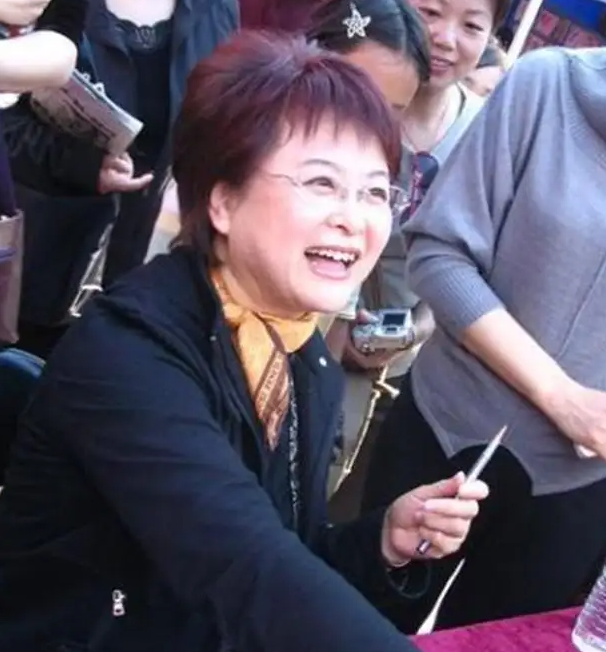 因癌离世的5位央视主持人，最大78岁，最小26岁，个个令人惋惜