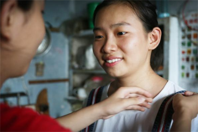 双胞胎姐妹同时考上大学，15年没买过新衣服，全穿亲友资助的旧装