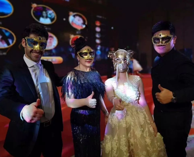 清华舞会照片曝光，俊男靓女引人注目，却被嘲是“留美预科”学校