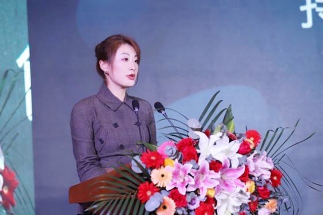每年赚上亿利息，却穿廉价衣服舍不得坐飞机，首富请他吃饭都不去