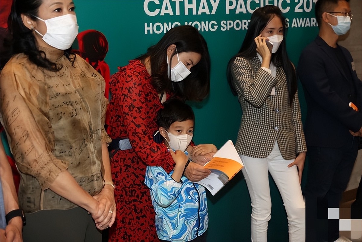 郭晶晶罕见与婆婆同现活动，她印花红裙温柔似水，婆婆一看就强势