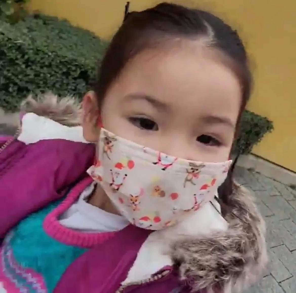 陈茵媺独自带三孩去乐园，老公陈豪太忙，能陪一天就是最好的礼物