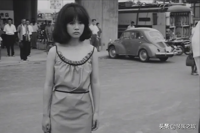 围绕着毛虫揭开剧情，以电影反映日本社会历史的“蜕变”