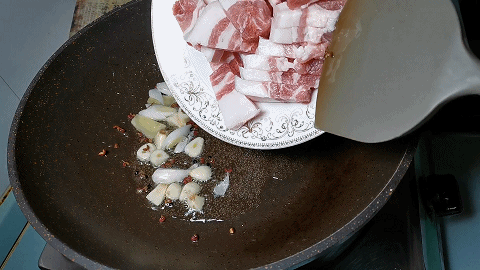 土豆烧肉家常做法（土豆简单做法色泽红润汤汁还能泡米饭）