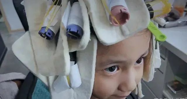 黄磊女儿被骂上热搜：13岁就染发，像什么样子？