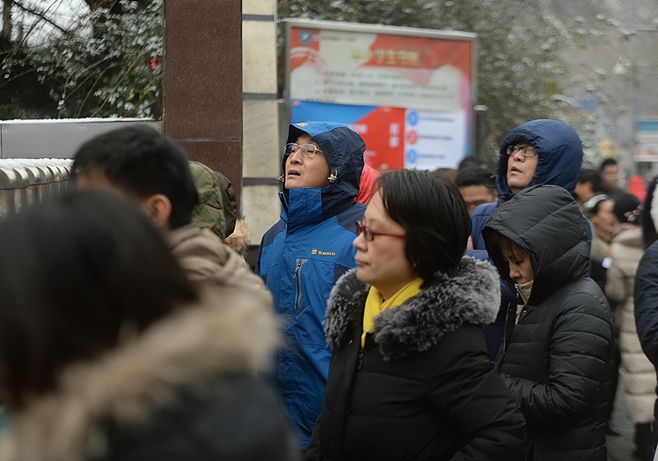 连呼吸都是错？高三家长得卑微不忍直视：到高考结束，熊猫变狗熊