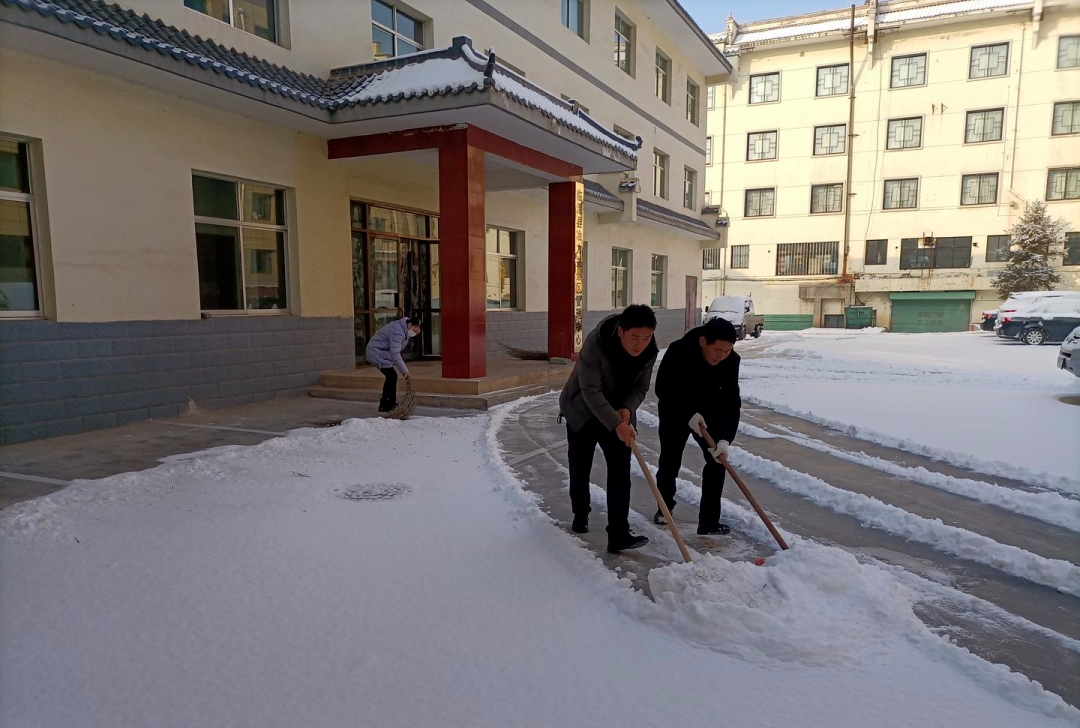 “浴雪”奋战！临潭县组织干部群众清扫降雪