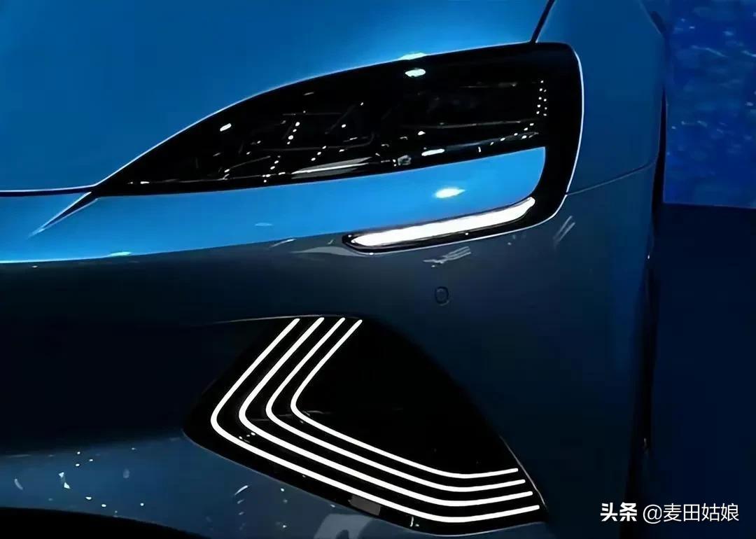 全新比亚迪海豹进店，对标特斯拉Model3，引围观，续航700公里