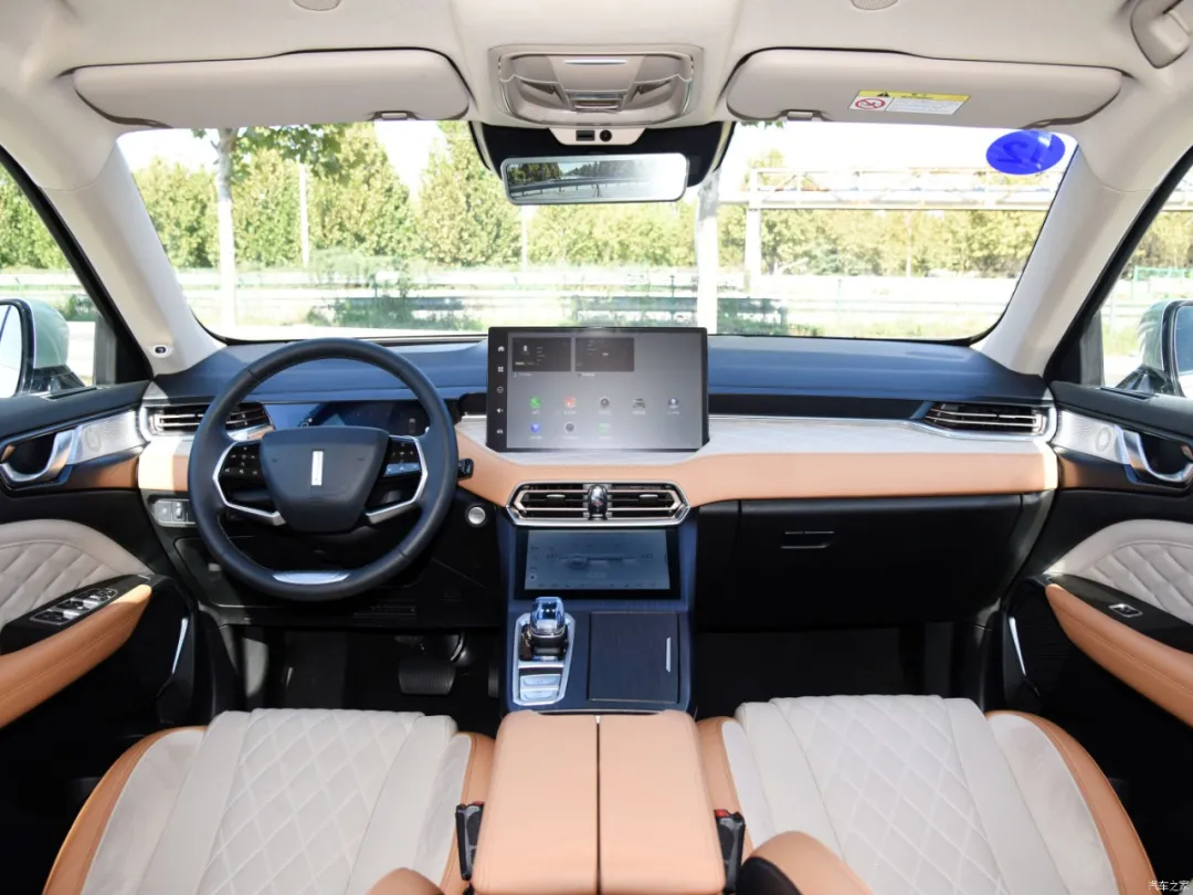 拿铁DHT:15.98万起售的SUV!油耗4.9L/100km!配置表现够越级