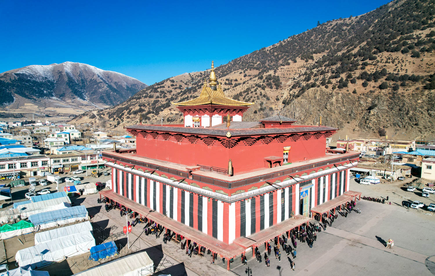 我们从丁青(游览了著名的孜珠寺,布托湖,焫茸冰川等)来到类乌齐,全天