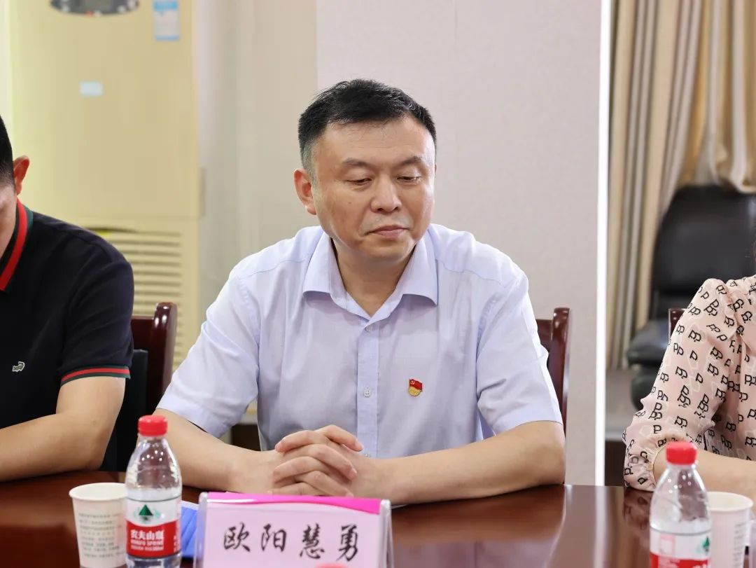 钭方芳书记一行赴进贤县人民医院调研医联体建设工作