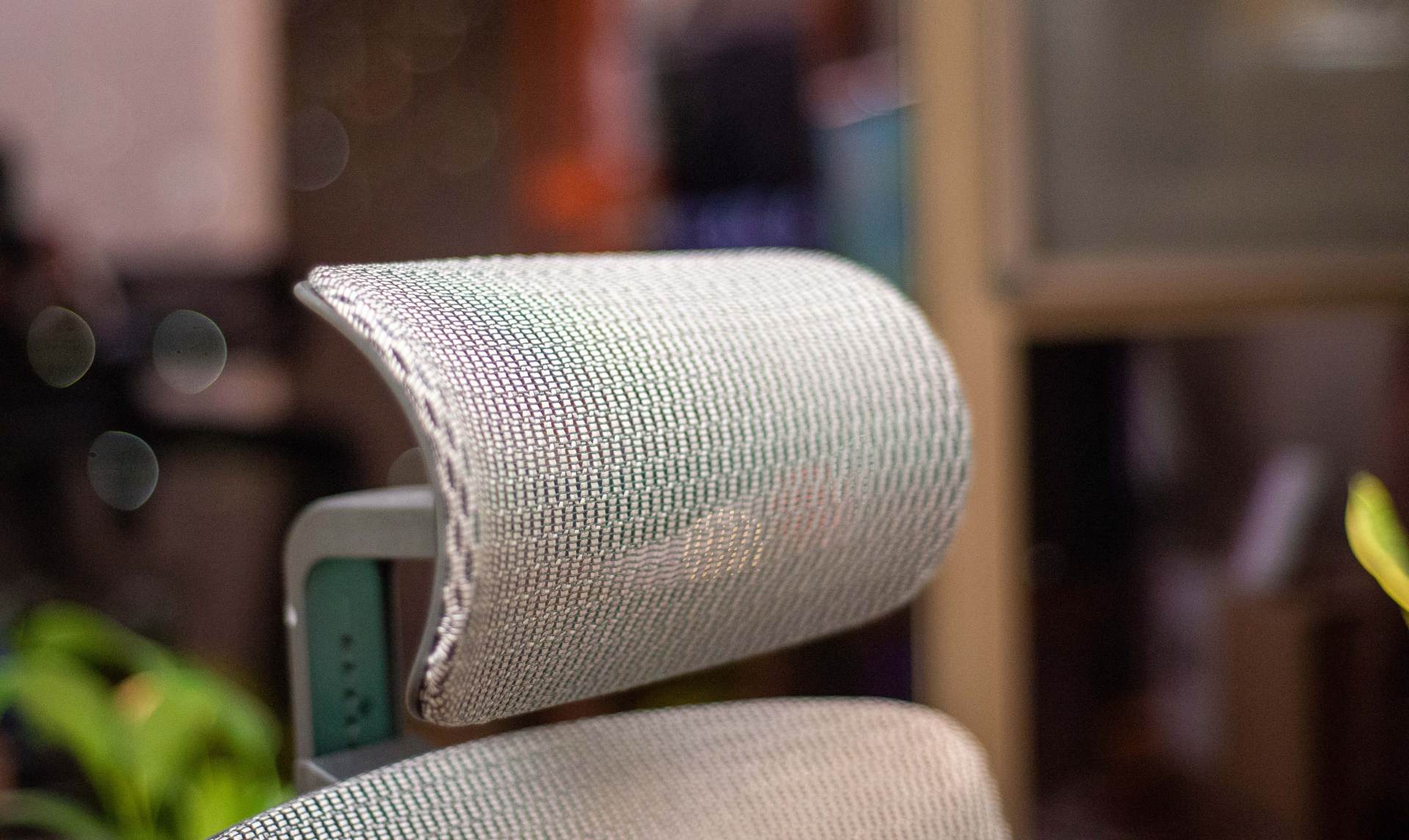 桌面改造 2.0，兼顾生产力与娱乐性的一体化空间