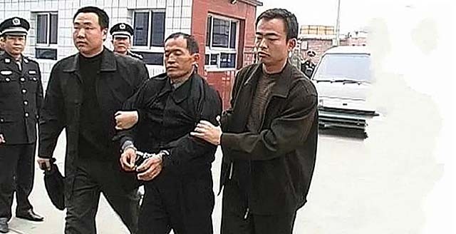 03年警方抓捕杨新海归案，庭审材料高达半米，专案组：有仇女心理