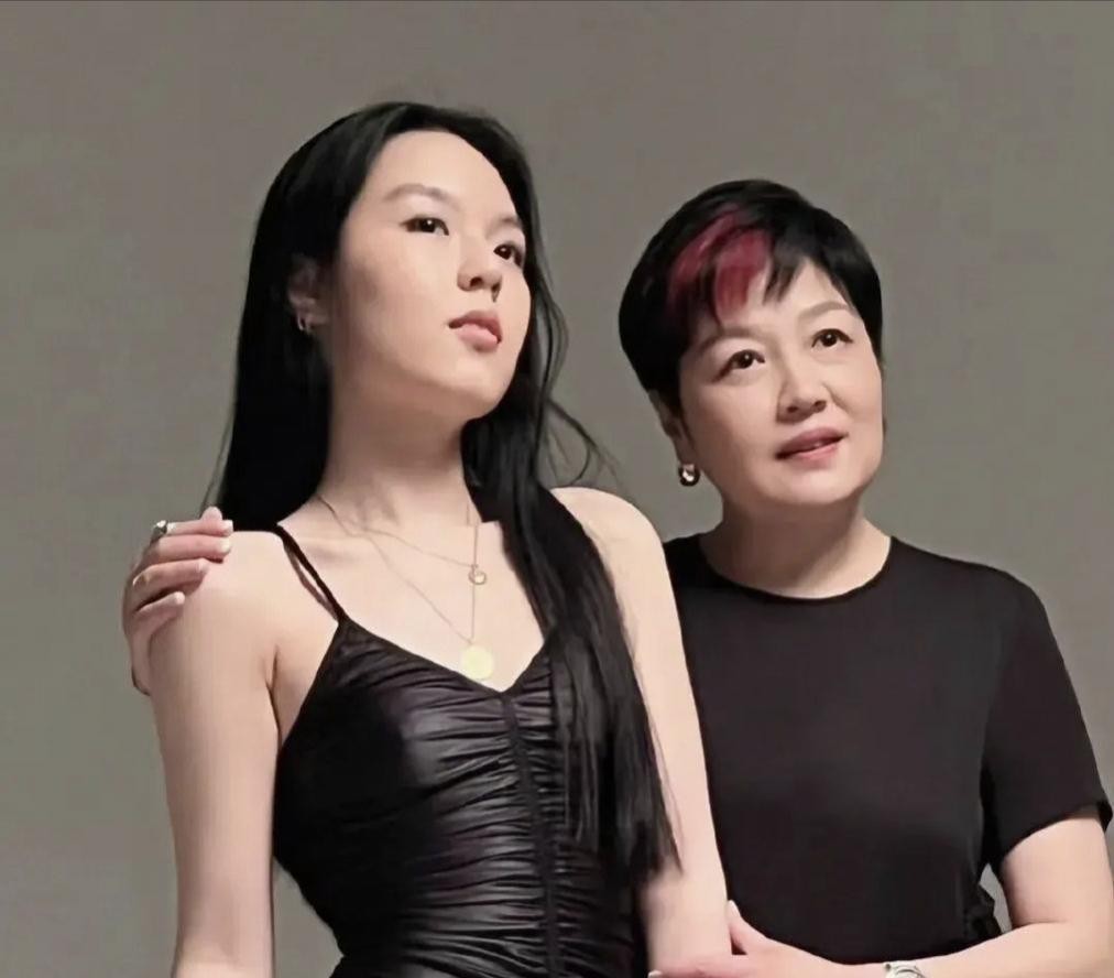 父亲是歪瓜裂枣，女儿却貌美如花？这10位星二代的长相好奇妙