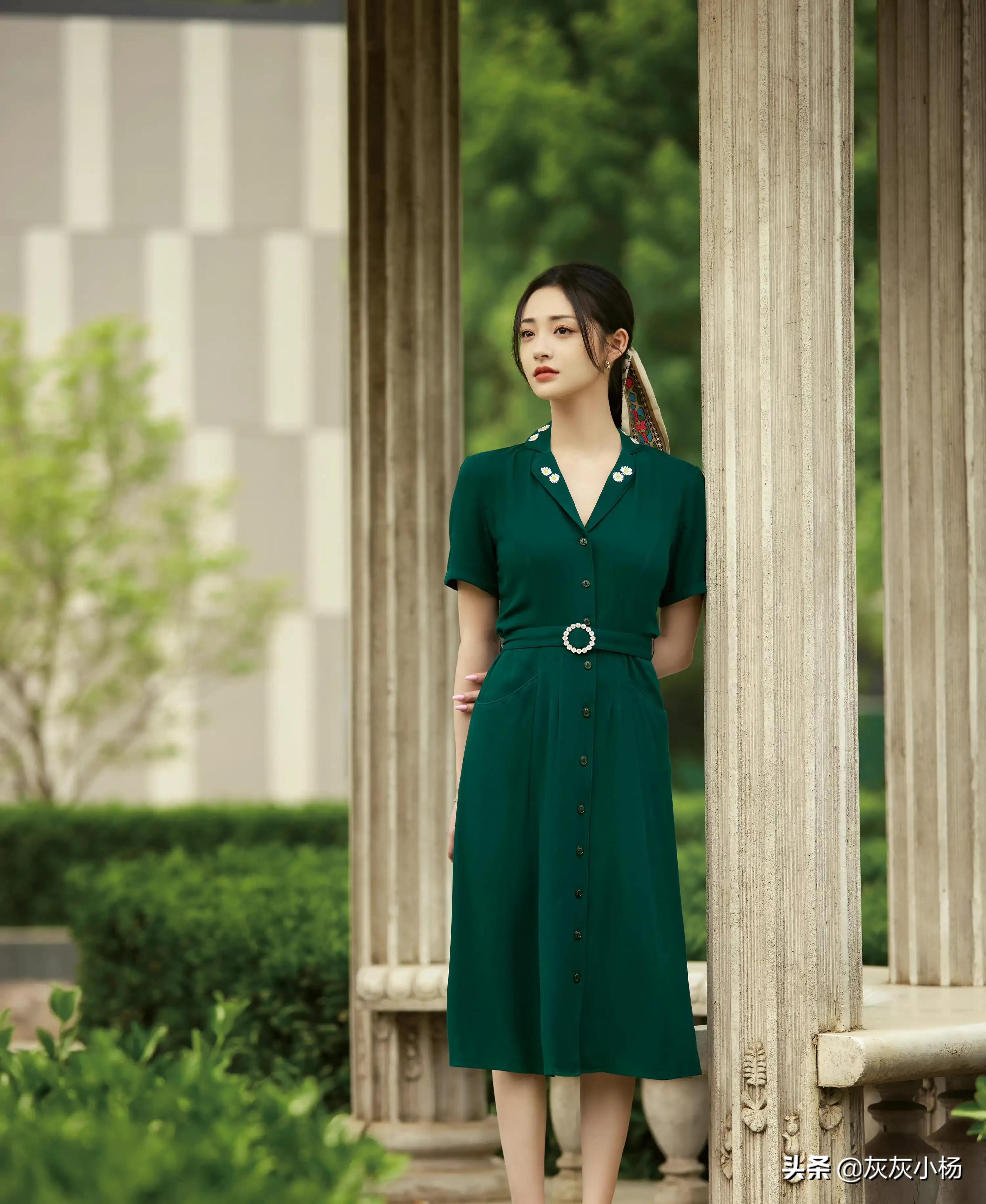 周洁琼，V领绿色长裙