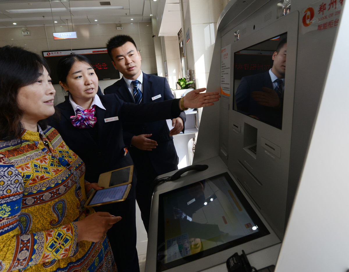 为什么银行工作人员帮你开通手机银行时这么热情？原因是什么？