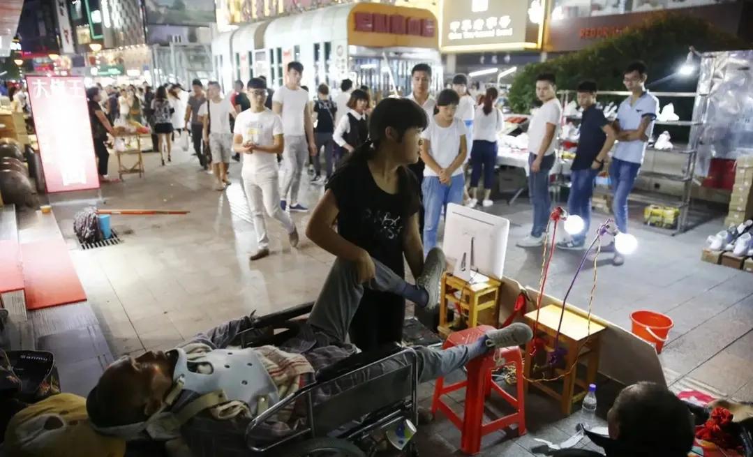 河南15岁女孩街头扮牛让人骑，每次收费5元，背后的故事感动网友