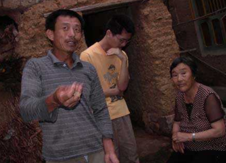 湖南小伙大二退学创业，22岁成千万富翁，23岁为她在海南卖水果