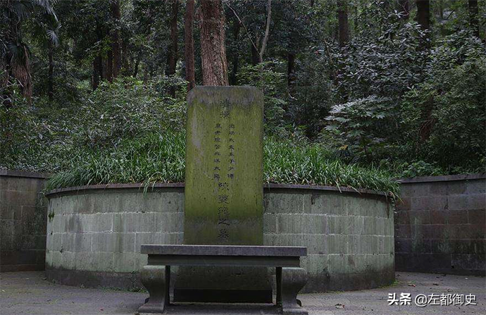 墓碑上写着“皇清”“修职郎”字样，那么死者生前应该是几品官？