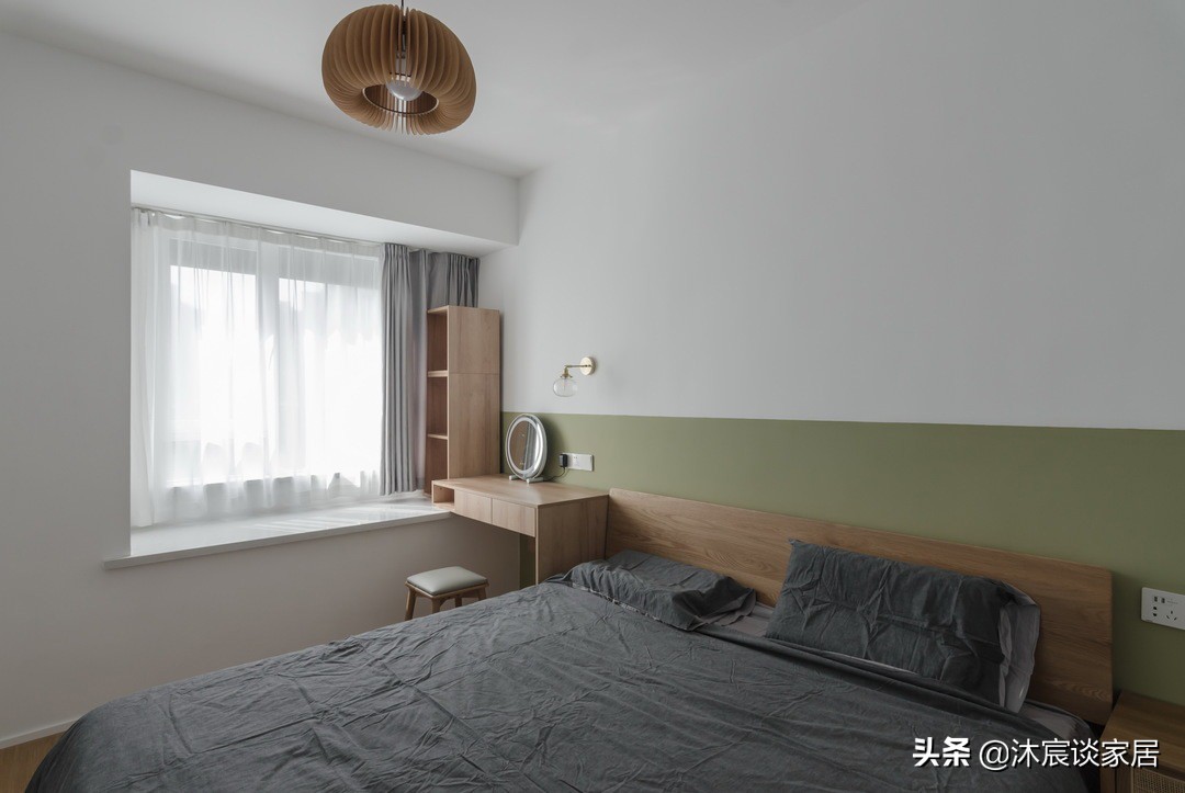 虽说她家不大，但制作通长型卡座，美观又实用，是小户型装修典范