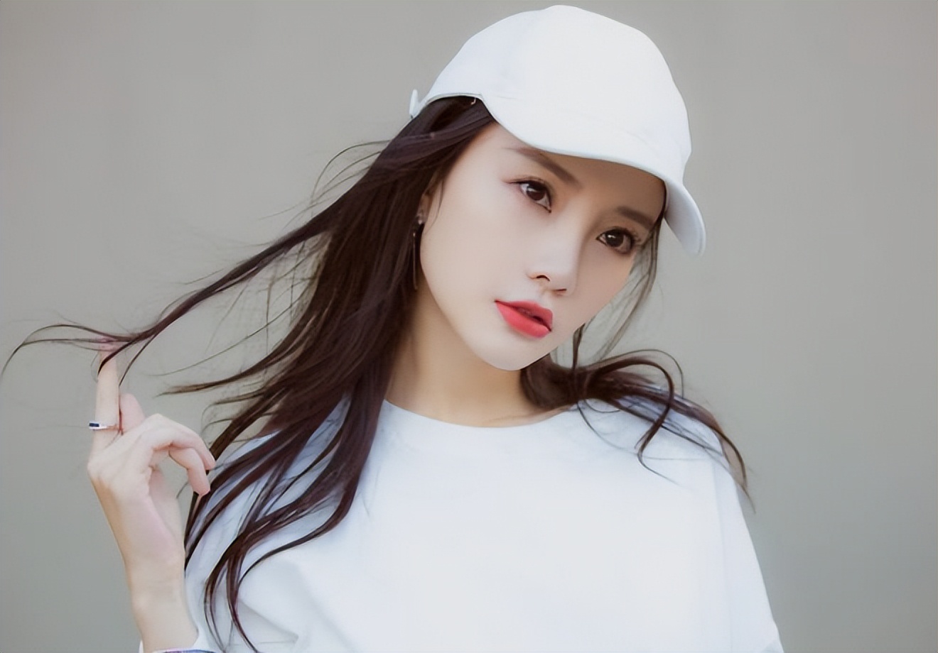 娱乐圈中的四位混血女明星，网友：李小璐最混