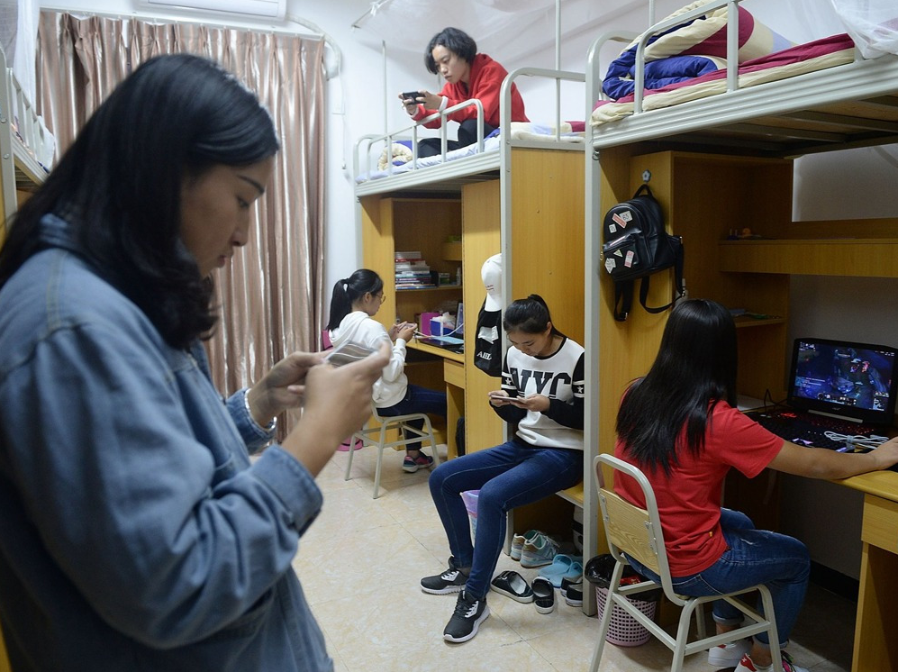 供一个本科生读4年书，到底要花多少钱？普通家庭会有压力