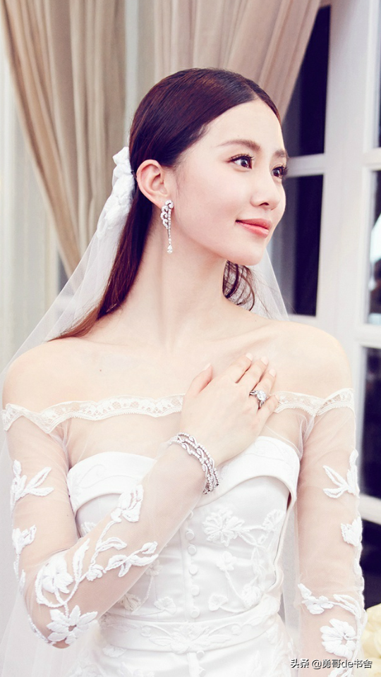 2022巴黎时装周最土CP出圈了！堪比欧阳娜娜搭上了宋小宝