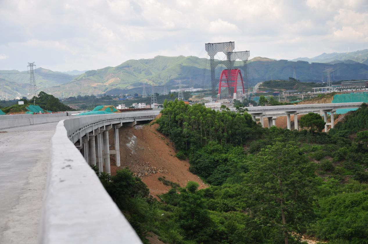 革命老区建设致富路 智慧神器施工显威力