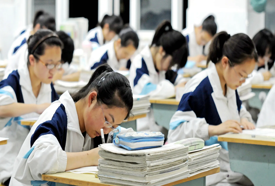 “走读”VS“住校”，两者差距不是一星半点，高考后可见分晓