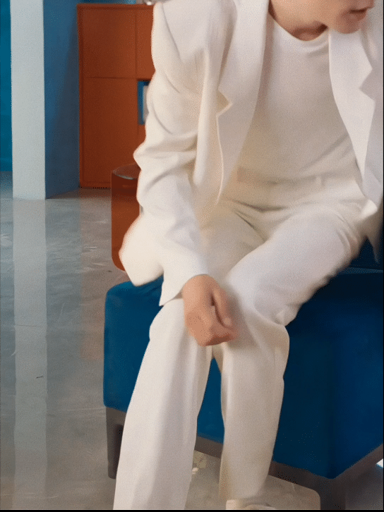 桃桃的一组生图,肖战的眼睛真好看,灵气逼人鲜花与少年绝配