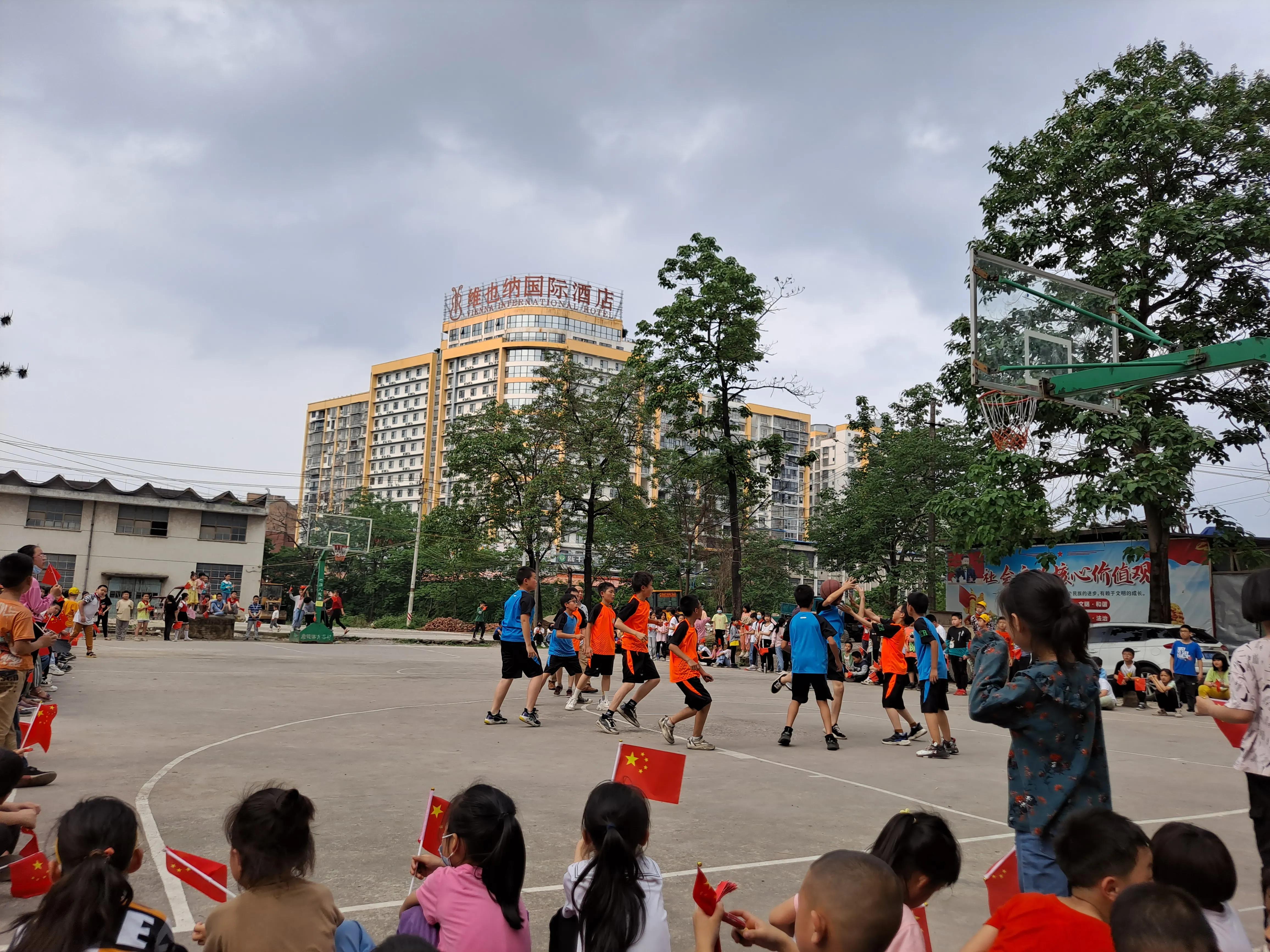 参加市级篮球比赛的条件(仁河小学首届学生篮球比赛)