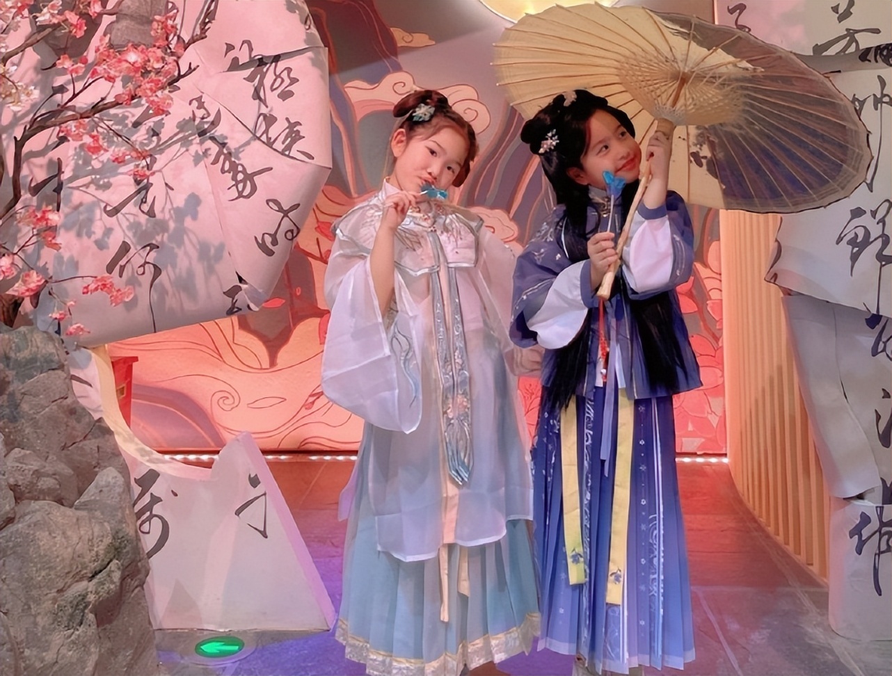 包贝尔女儿晒日常，7岁饺子眨眼放闪气质显成熟，被喊话整牙齿