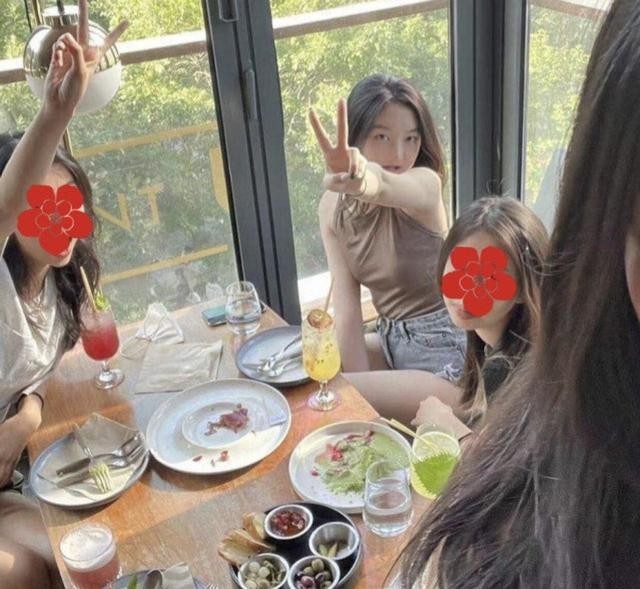 15岁李嫣在嫣然医院墙上作画，穿吊带上衣，亭亭玉立初具女神范儿