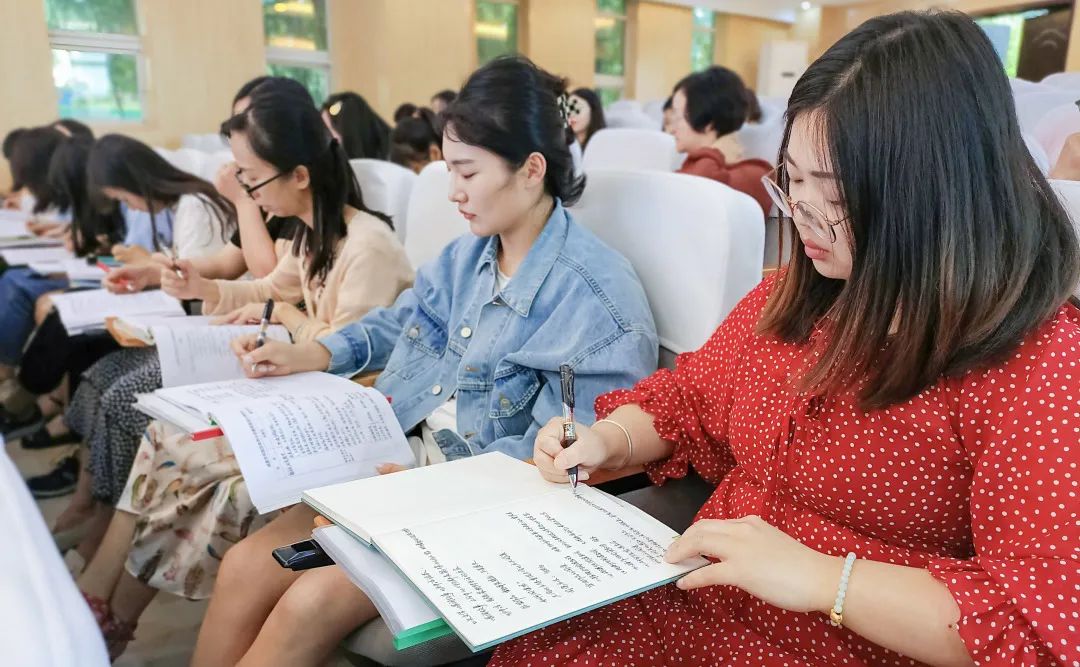 区教科院小学语文教研员付建勇主任开展推进小学阅读实践专题讲座