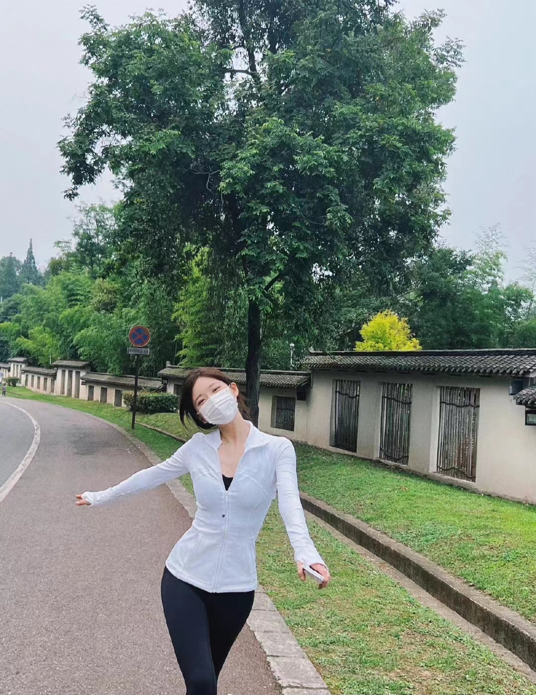 赵露思旅游私服解析，简约黑白配运动装，日常休闲又时髦