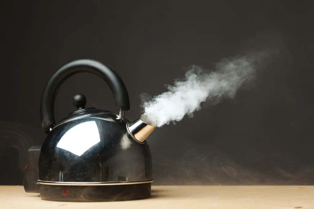 早晚各喝1杯水能“救命”，通便、护心、防血栓，怎么喝有讲究