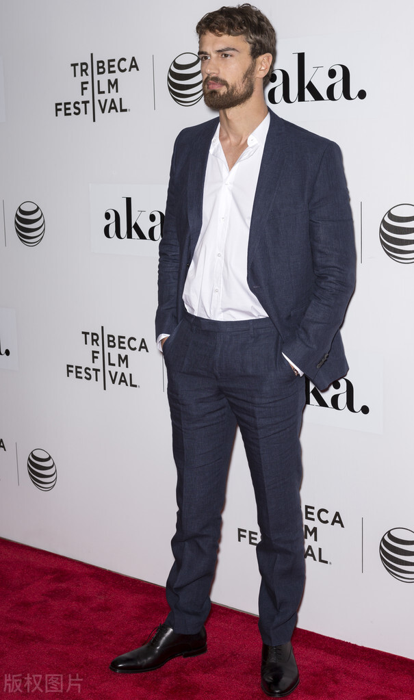 事业下滑八年后再次出发，没想到新剧却被砍了