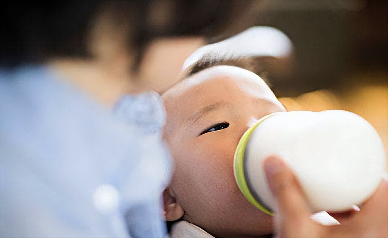 7-12个月婴儿的5个喂养误区,父母要避开,别影响宝宝身体发育