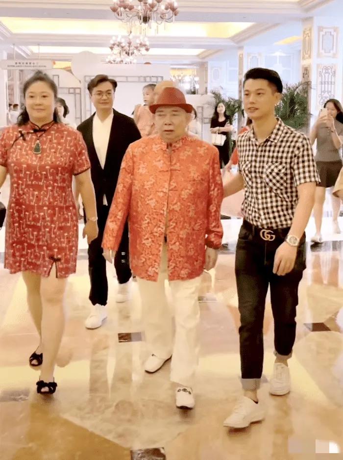 80岁黄一飞红白搭配庆寿宴，搞笑表情真爆表，秀出甜美幸福真感觉