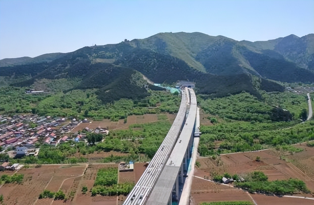 它被认为是京哈高速唐山至秦皇岛段复线，长165.1公里，就在河北