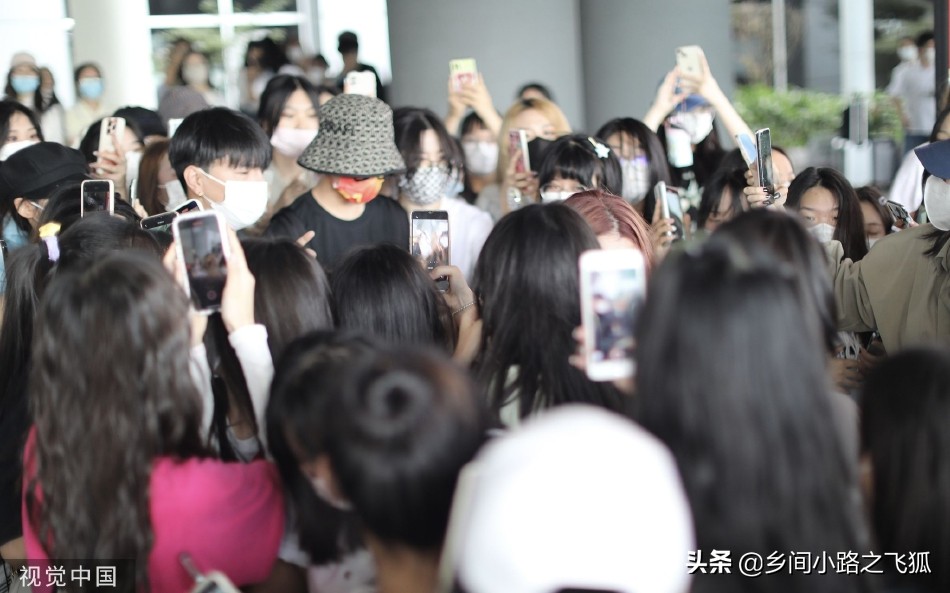 张星特抵达机场获粉丝围观 戴花纹渔夫帽被淹没人群