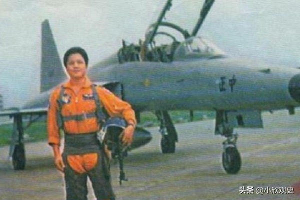 台湾飞行员驾百万战机回大陆，小蒋怒摔茶杯，我军奖励65万元