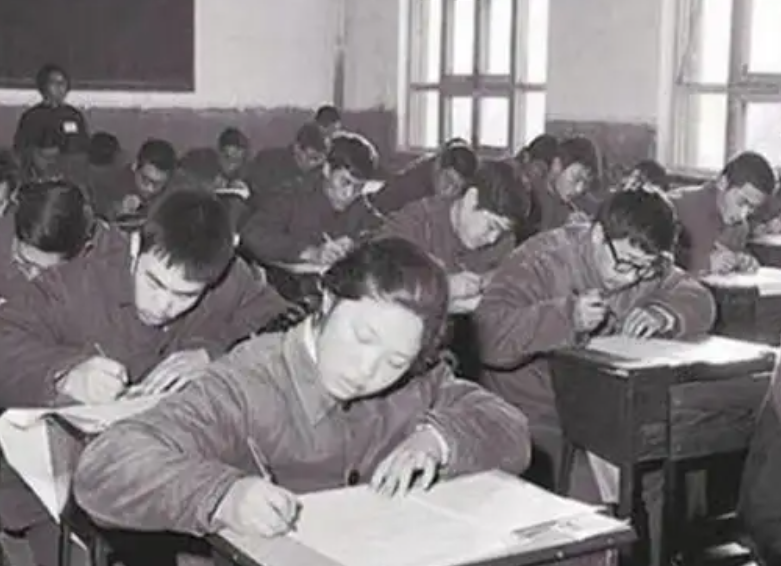 第一届高考语文试卷曝光，作文题目“亮了”，网友纷纷想穿越回去